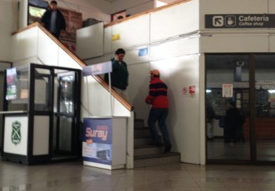 Aeropuerto Balmaceda, toma de la escalera para subir a la cafetería
