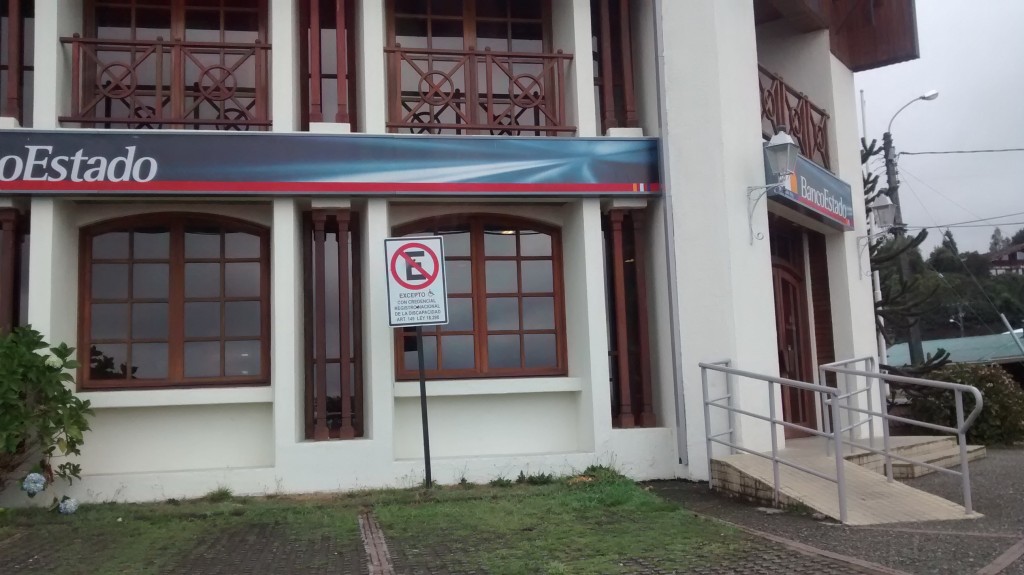 Estacionamiento para PcD al lado del banco estado
