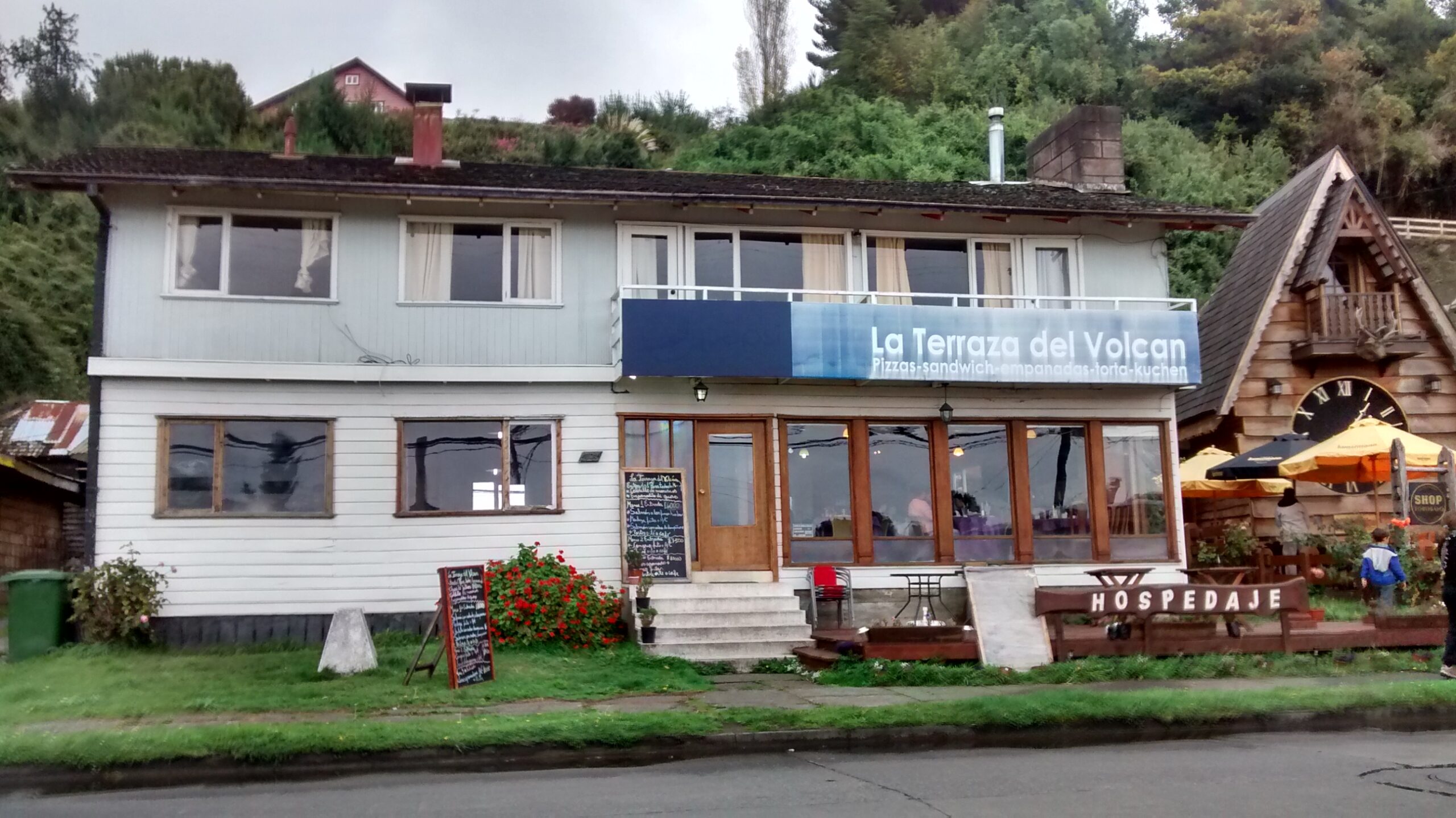 Resstaurant con escaleras.
