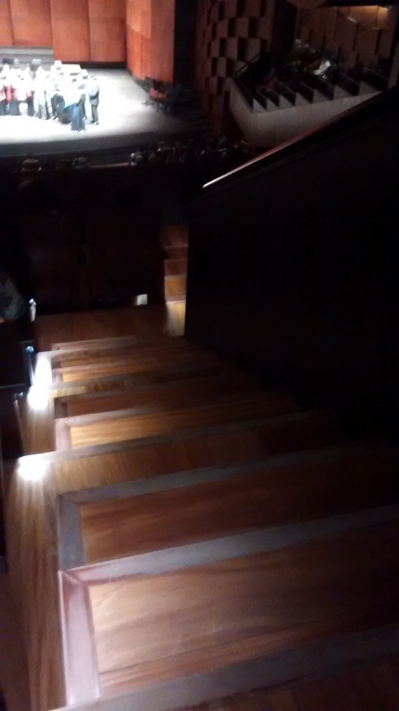 Escaleras para acceder a las butacas asignadas en teatro.