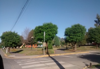 Plaza de Lago Ranco, se observa el cruce desde la vereda a la plaza que tiene rebajes de vereda.