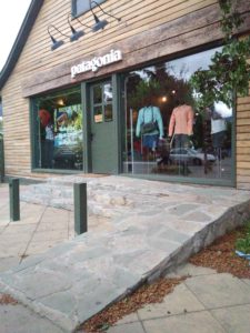 Rampa a la entrada de una tienda en el centro de Coyhaique