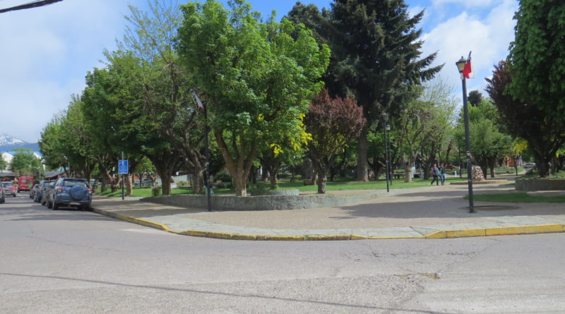 Uno de los accesos a la plaza, con desniveles mayores a los necesarios para que suba correctamente una silla de ruedas.
