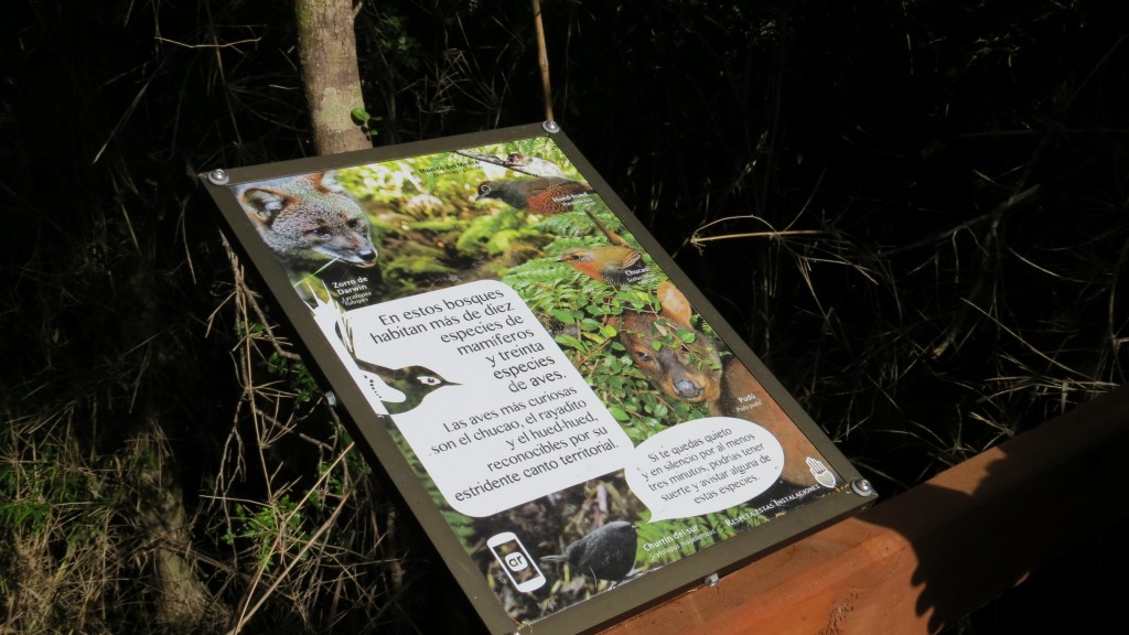 Letrero sobre especies presentes en el sendero